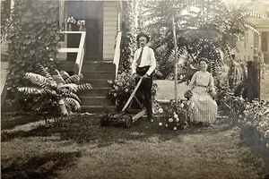 Mann schneidet das Gras Vintage Postkarte Paar im Hof Echtfoto unbesendet - Bild 1 von 2