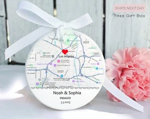 Adorno de mapa de compromiso personalizado con foto - Nombres, fecha y ubicación personalizados - Imagen 1 de 4