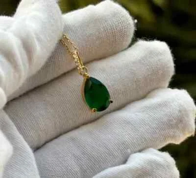 Colgante solitario esmeralda verde natural corte pera de 2 quilates enchapado en oro amarillo de 14 k Foto 1 de 4