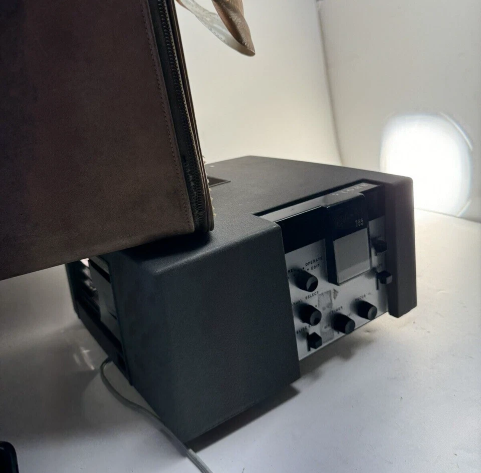 Proyector de diapositivas balomático Anastigmat f3,5 vintage Bausch & Lomb 755 35 mm con estuche Foto 1 de 4