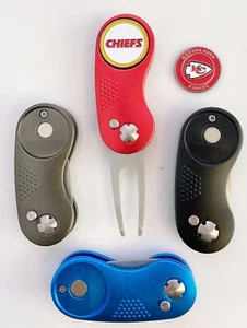 HERRAMIENTA DE REPARACIÓN DIVOT DIVOT DE 2 CLAVIJAS Gris + Marca de bola KANSAS CITY Chiefs - Imagen 1 de 1
