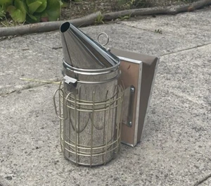 Large stainless steel smoker with removable grid - Picture 1 of 1