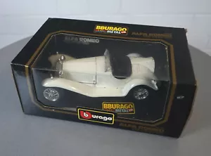 Burago 1/18 Alfa Romeo 2300 Spider (1932) Bianco - 3008 - Modello Die-Cast Auto IMBALLO ORIGINALE - Foto 1 di 3