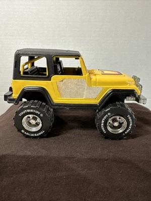 老式黄色 TootsieToy "Monster Tread" 4x4 吉普压铸玩具 — 第 1/4 张图片