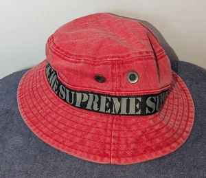 Cappello Supreme Stencil Webbing Boonie Uomo Taglia M/L Rosso Logo SS23 - Foto 1 di 9