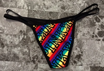 CALCINHA VICTORIA'S SECRET ROSA LISTRA ARCO-ÍRIS TIRA DUPLA RARA CORDA V NOVA NA CAIXA - Imagem 1 de 4