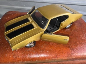 Ertl American Muscle 1969 Oldsmobile 4-4-2 W30 Gold 1:18 - Bild 1 von 5