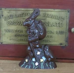 The Salem Collection coniglio di Pasqua coniglio in finta resina cioccolato con pulcino e fiori - Foto 1 di 3