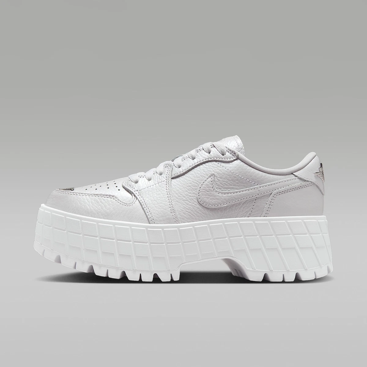 Preços baixos em Jordan 1 Brooklyn Low White Metallic Silver W | eBay