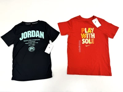 Lote de 2 Camisas Gráficas Nike y Jordan Niños Mayores Negras, Rojas Manga Corta M Nuevas con Etiquetas Foto 1 de 4