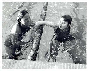 1974 Vintage Photo Shirley Babashoff win set record at AAU Swimming Championship - Picture 1 of 2