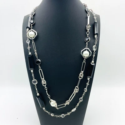 Collar Estación WHBM Largo Tono Plata Cuentas Negras Perlas Imitadas Acentos Transparentes Foto 1 de 4