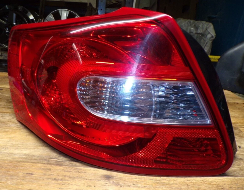 Conjunto de lámpara de luz trasera izquierda para conductor Suzuki Kizashi 2010-2013 OEM Foto 1 de 4