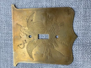Vintage Messing Schalter Abdeckplatte mit detailliertem geätztem Adler Flagge Schild - Bild 1 von 2