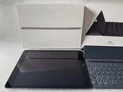 Apple iPad 9. Gen (64 GB, SpaceGray), mit Smart Keyboard, OVP - Bild 1 von 4