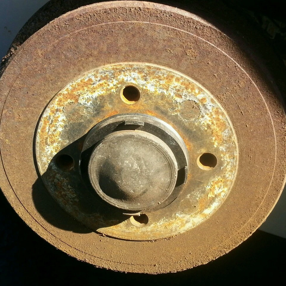 renault clio 1.2 16v rear hub  - Image 1 of 1