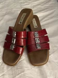 Brighton Brandy rot Krokodilleder Slipper Riemensandalen mit Metallaufsätzen 8 M - Bild 1 von 2