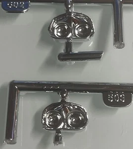 AMT Ertl 57 chrysler 300c scale 1:25 ( Headlight Bezels ) no box - Picture 1 of 3