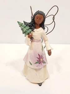 Keramik Engel mit Flügeln handbemalt mit Weihnachtsbaum im Arm  - Bild 1 von 12