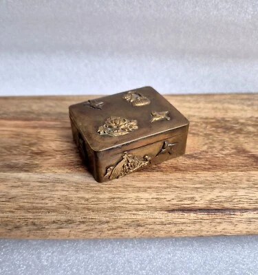 alte Jugendstil Deckeldose mit Insekten Tier & Pflanzenmotive Bronze Messing - Bild 1 von 4