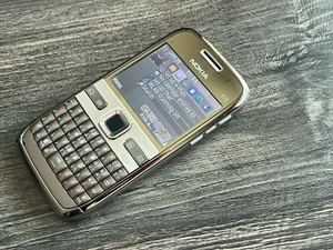 Véritable Nokia E72 - Téléphone portable rétro vintage couleur or (débloqué) - Photo 1 sur 11