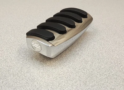 1 OEM HARLEY 5 SLOTS BORRACHA CROMADA 4" PEQUENO RH FOOTPEG MACHO MONTAGEM BARRA ESCUDO LOGOTIPO - Imagem 1 de 4