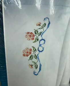 De Colección Bucilla Edición Especial Rosas y Cintas Funda de Almohada Par Punto de Cruz Kit - Imagen 1 de 4