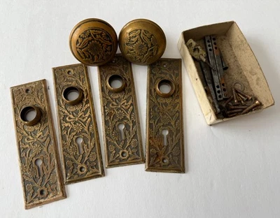 Perillas de puerta Eastlake antiguas vintage de latón o bronce ornamentadas + placas + piezas Foto 1 de 4