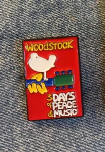 EVENTO MUSICALE WOODSTOCK - SPILLA SMALTATA - SPEDISCI TUTTE LE SPILLE CHE ACQUISTI A $4,99 - VISITA NEGOZIO - Foto 1 di 3