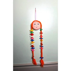 Vintage 70er Jahre Garn Puppe Haarspangenhalter mit Goody Haarspangen - Wandbehang - Bild 1 von 5