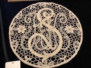 1872🌟Vintage Antik Pt De Venice Handarbeit Figural Lace Monogram "RSK" Deckchen - Bild 1 von 6