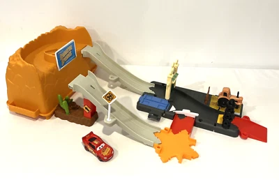 JUEGO DISNEY PIXAR CARS RACE & GO CON LIGHTNING MCQUEEN Y TRACTOR 2021 MATTEL Foto 1 de 4