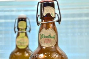 Vtg Grolsch Brown Glass Beer Bottles w Porcelain Flip Top Swing Cap Lot Of 2 - Picture 1 of 8