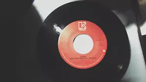 QUEEN / ANOTHER ONE BITES THE DUST / 7" 45 RPM / 1980 ELEKTRA RECORDS - Picture 1 of 1