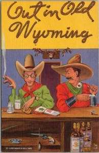 1939 "OUT IN OLD WYOMING" Cómic Saludos Postal Vaquero Bar/Interés Gay - Imagen 1 de 2