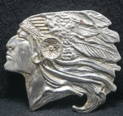 XA11104 VINTAGE AÑOS 70 RECORTADO *JEFE INDIO CON TOCADO COMPLETO* HEBILLA DE CINTURÓN PARA HOMBRE Foto 1 de 2