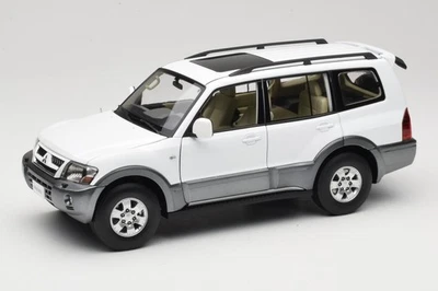 241218040103010206 Mitsubishi Pajero V73 White YC Model 1:18 - Immagine 1 di 4