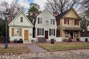 Authentically reproduced buildings along Duke Gloucester Street Colonial W - Picture 1 of 1