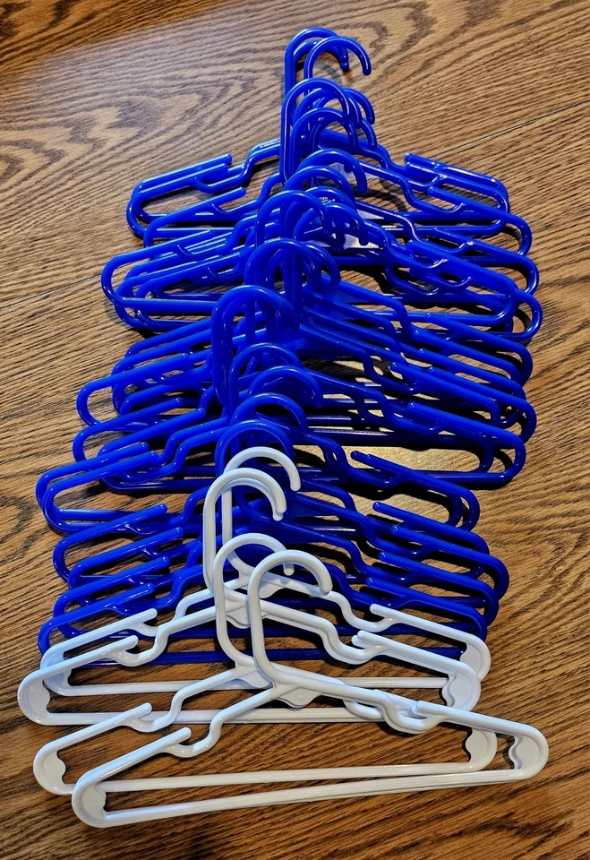 Lote de 27 perchas de plástico para bebés pequeños - azul y blanco - ENVÍO GRATUITO Foto 1 de 1