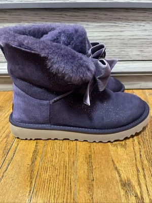 Botas Ugg Para Mujer Talla 8 PúrpuraGita Lazo Brillante Mini Botín Terciopelo Lazo Brillo Foto 1 de 4