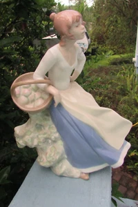 VINTAGE LARGE REX FIGURINE MADE SPAIN WOMEN WITH BASKET LLADRO STYLE PORCELAIN - Picture 1 of 8