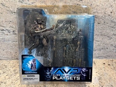 2005 McFarlane Toys Alien Vs. Predator Playset Diorama - Predator with/ Base - Image 1 of 4