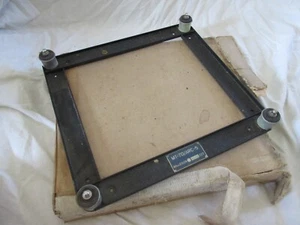 SIGNAL CORPS US ARMY COMMAND RADIO MT-70/ARC-5 TRANSMITTER SHOCK MOUNT - Zdjęcie 1 z 4