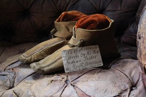 Circa 1840 Pair Moccasins Worn by the Red Indians Tribes in North America Curio - Picture 1 of 10