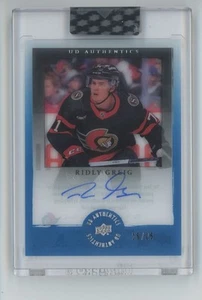 2023-24 UD Clear Cut UD Ionix Authentics AutoBlue Ridly Greig RC /25 #UDI-RG - Imagen 1 de 2