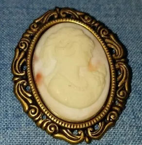Gold-tone CAMEO BROOCH PIN Pink and White Cameo Gold 1 3/4" by 1 1/2" - Picture 1 of 2