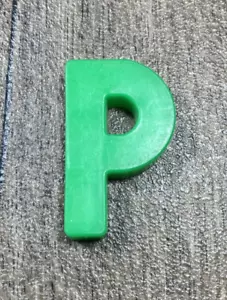 Fisher Price Scrivania Giorno Scuola SOSTITUZIONE MAGNETICA Alfabeto Lettera (P) Vintage 1972 - Foto 1 di 3