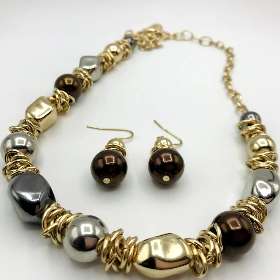 Conjunto de joyas collar y pendientes oro, plata, marrón y estaño tonos bea grande Foto 1 de 4