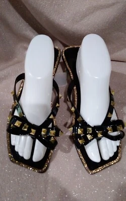 Sandalias Wild Diva Lounge negras con brillo dorado y lazo con tachuelas tanga gelatina Wm talla 11 Foto 1 de 4