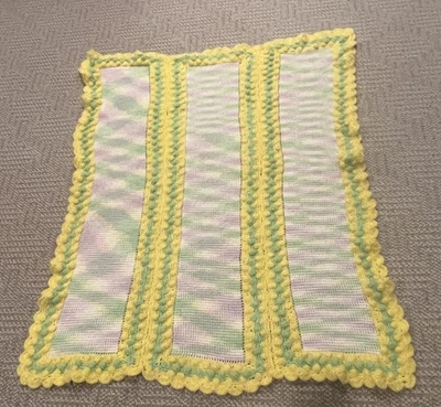 Manta de bebé años 70 amarilla/verde/púrpura, hecha a mano, palomitas de maíz/puntada a rayas Foto 1 de 4